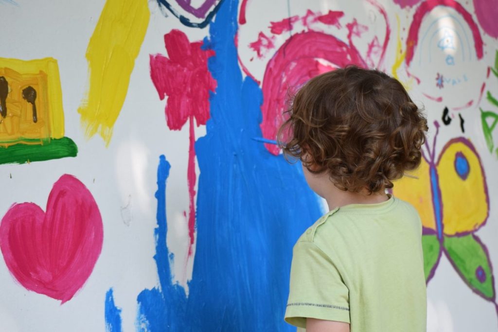 estudante com um pincel pintando um quadro