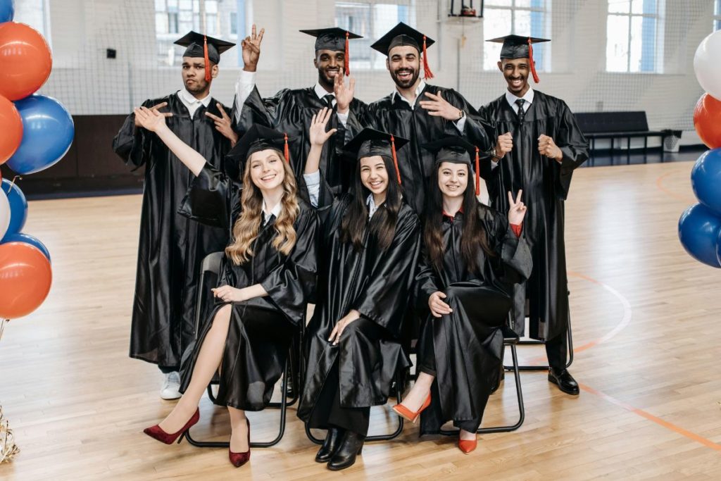 Grupo de estudantes feliz com a formatura