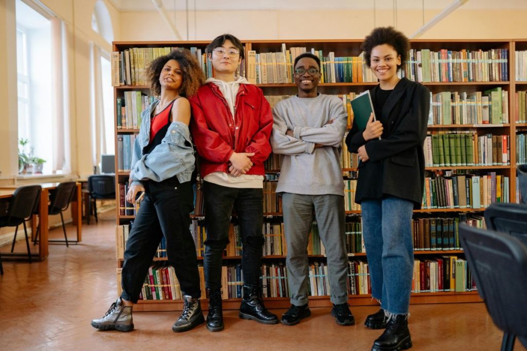 Grupo de estudantes na biblioteca da escola