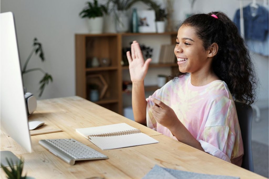 Menina estudando na frente do computador remotamente